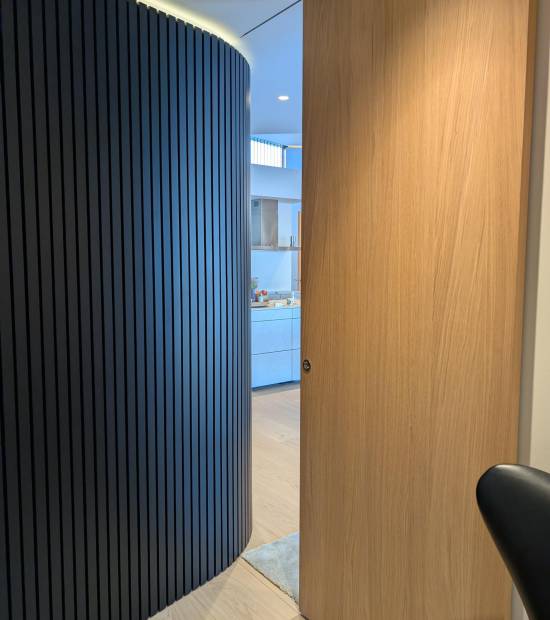 Takhøy skyvedør, utenpåliggende. Hawa Porta skinne innfelt i himling