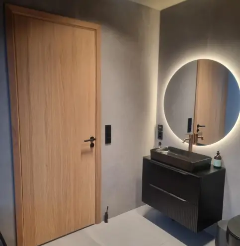 Eksempel på eikedør med skjulte hengsler, men dørlister montert på baderomsside