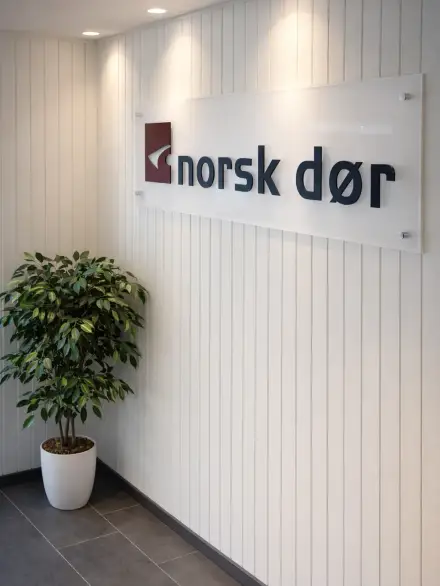 norsk dør showroom skilt